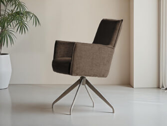 Warme bruinkleurige eetkamerstoel met metalen poten