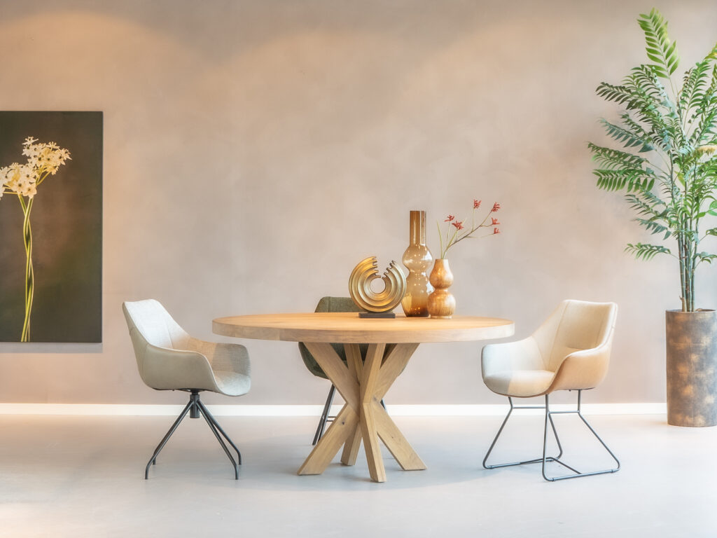 Crèmekleurige designstoel met armleuningen en sledepoot