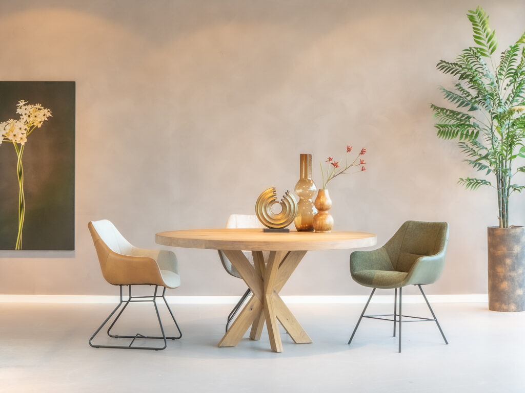 Groene eetkamerstoel met armleuningen en zwart onderstel