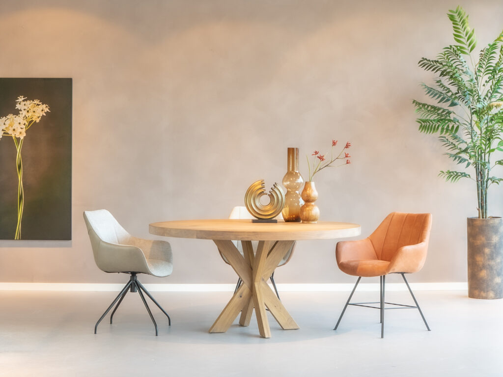 Cognac leren eetkamerstoel met armleuningen en slanke zwarte poten