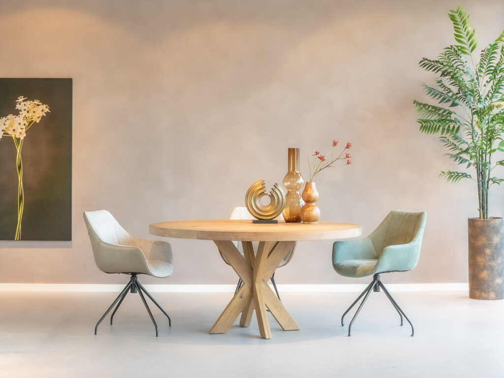 groene eetkamerstoel met armleuningen en zwarte draaipoot