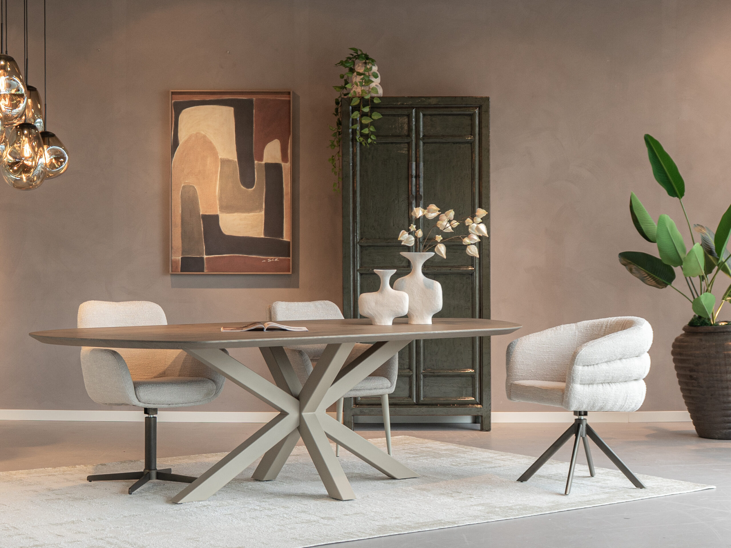 draaibare witte eetkamerstoel met metalen poten