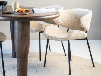 Beige eetkamerstoel met zachte stof en zwart smal frame