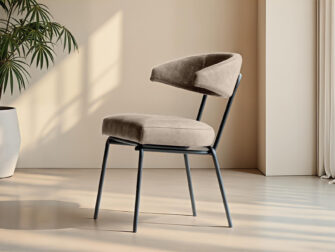 Eetkamerstoel in lichte beige tint met zwart metalen poten