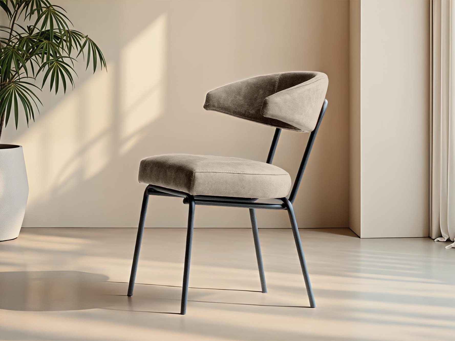 Eetkamerstoel in lichte beige tint met zwart metalen poten