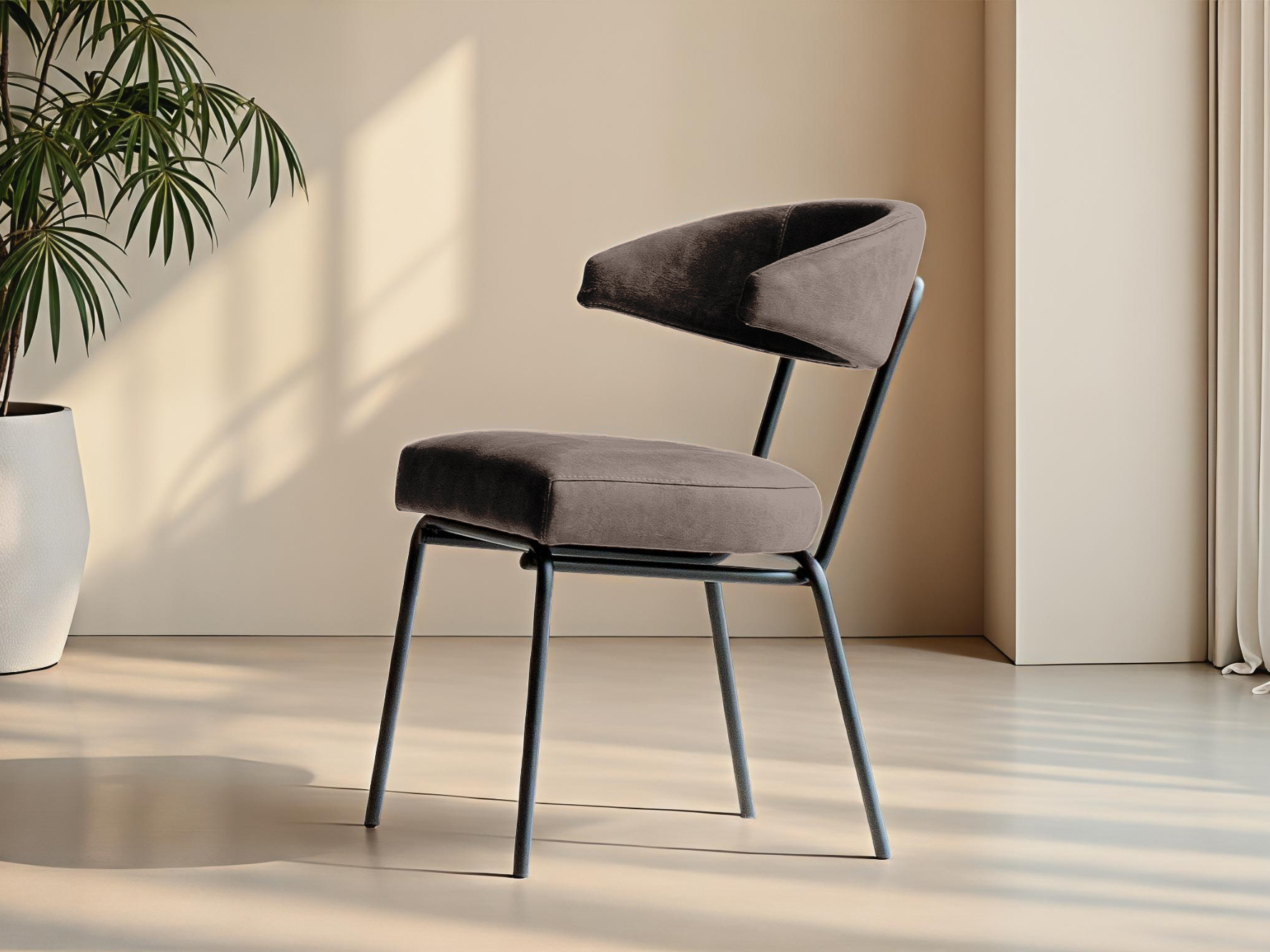 Donkerbruine eetkamerstoel met strakke vorm en zwart metalen poten