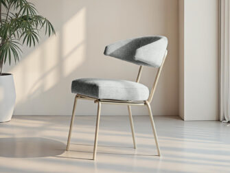 Zachtgrijze eetkamerstoel met gebogen rug en stijlvolle poten