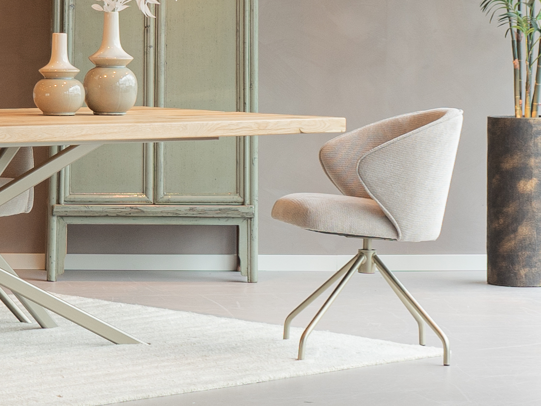 kuipstoel draaivoet met goud metaalkleur