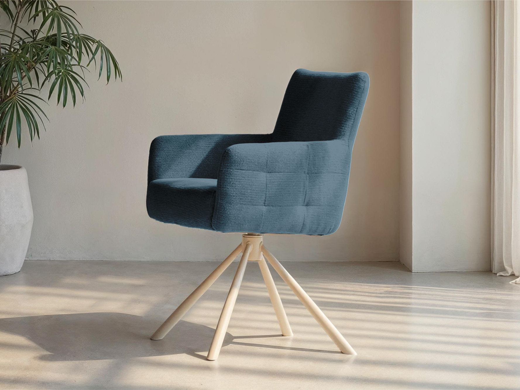 Draaibare kuipstoel met tweekleurig design in blauw en crème kleurig onderstel