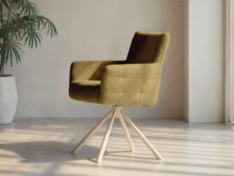 Eetkamerstoel Lamezi - mito brass - onderstel c - metaalkleur magnum Comfortstoel met elegante armleuningen in mosterd gele tint