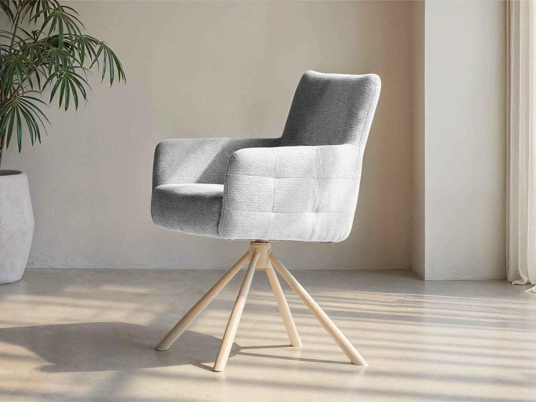 Eetkamerstoel in lichtgrijze stof met houten driehoekspoot