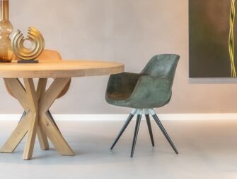 design stoel met houten poten