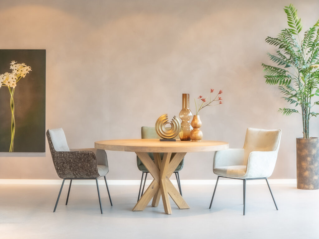 Eetkamerstoel in een neutrale kleur, voor een veelzijdige eetkamer