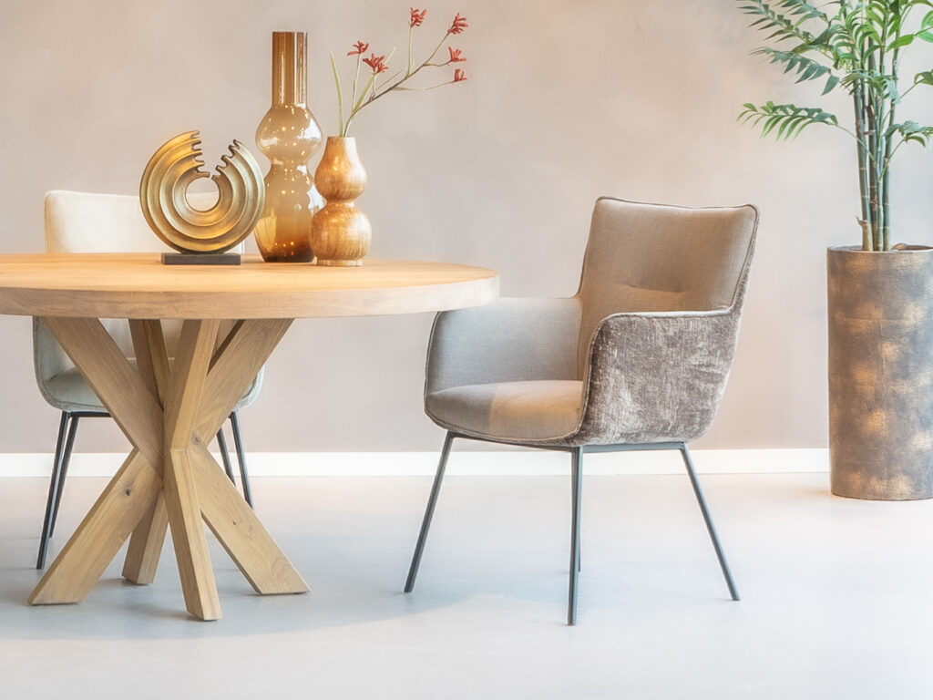 design stoelen eetkamer in bruine tint