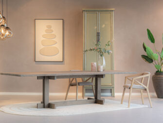 landelijke eetkamerstoel van hout met een klassieke uitstraling