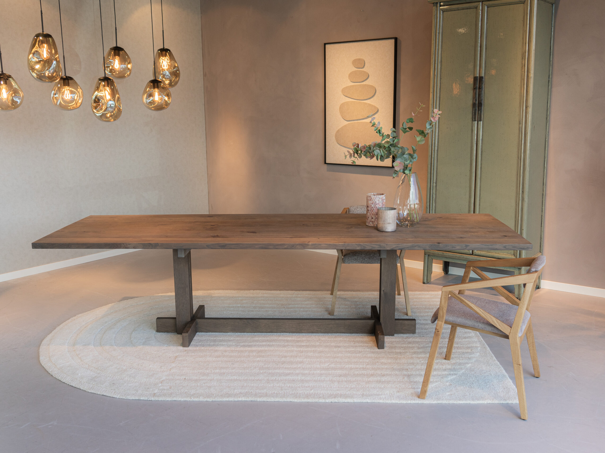 modern vormgegeven houten eetkamerstoel met geometrische rugleuning