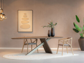 Eetkamerstoel Lenox - Eppic select rimo taupe - oak monaco houten eetkamerstoel met kruislat armleuning en een landelijke uitstraling