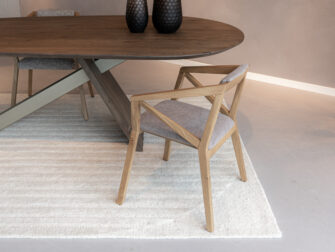 Eetkamerstoel Lenox - Eppic select rimo taupe - oak monaco houten kuipstoel met natuurlijke afwerking en Scandinavisch design