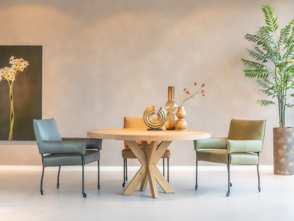 Eetkamerstoel in een luxe leersoort, perfect voor comfortabel dineren