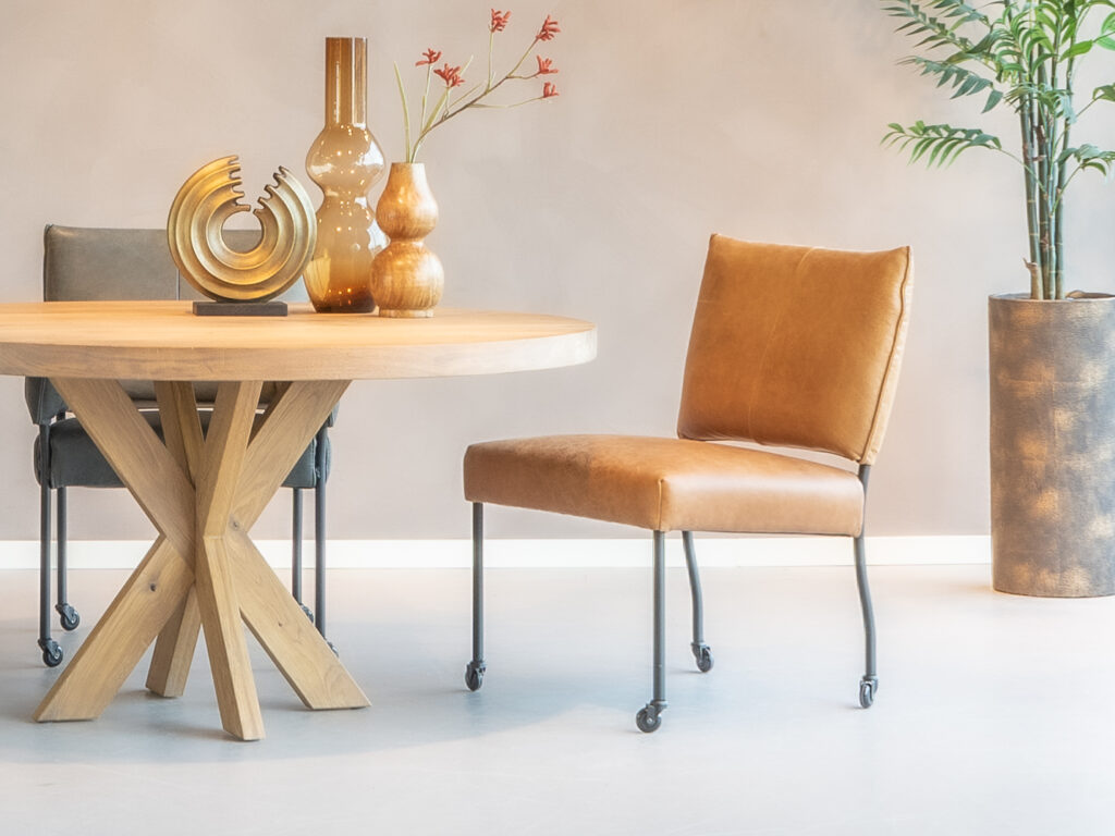 eetkamerstoel buisframe met wieltjes in cognackleurig leer