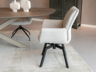 Eetkamerstoel Lisboa - be amazing cream - onderstel mars - metaalkleur zwart stijlvolle eetkamerstoel met draaibare metalen poot en comfortabele zit
