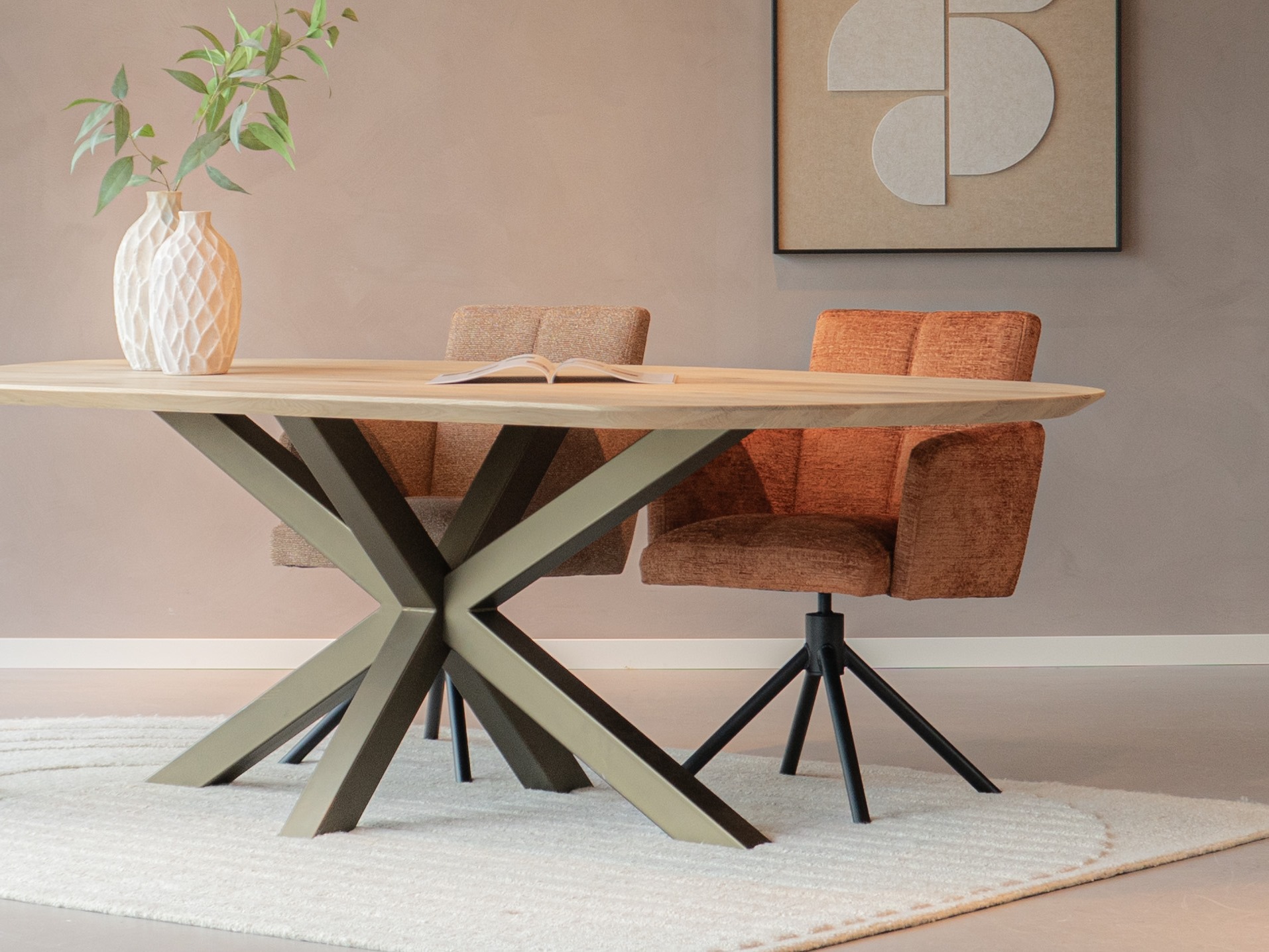 Comfortabele eetkamerstoel in zachte stof in copper kleur