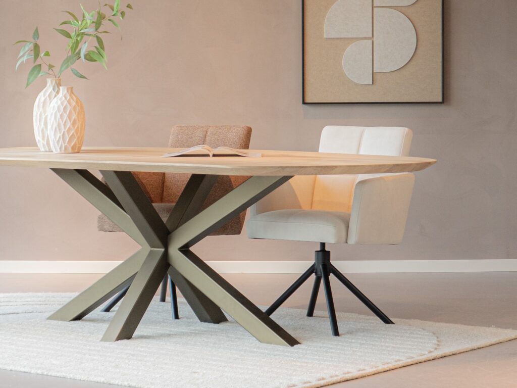 Eetkamerstoel met armleuning en capiton stiksel in de rug en zitting