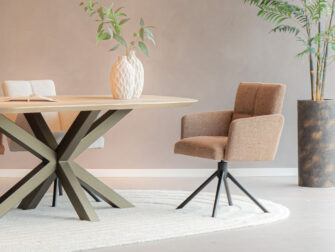 Eetkamerstoel in een gemeleerde stof met zwart draaibaar onderstel