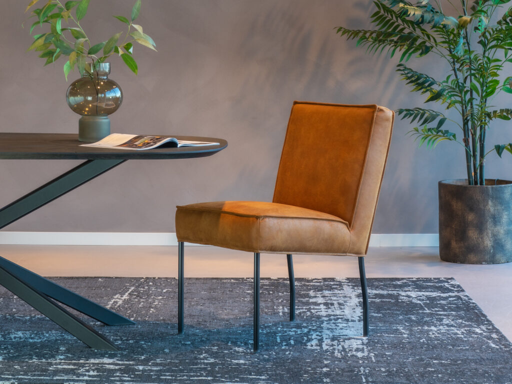 cognac eetkamerstoel met zwart onderstel