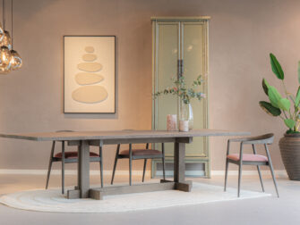 stijlvolle houten stoel met donkerbruine afwerking en een comfortabele roze beklede zitting