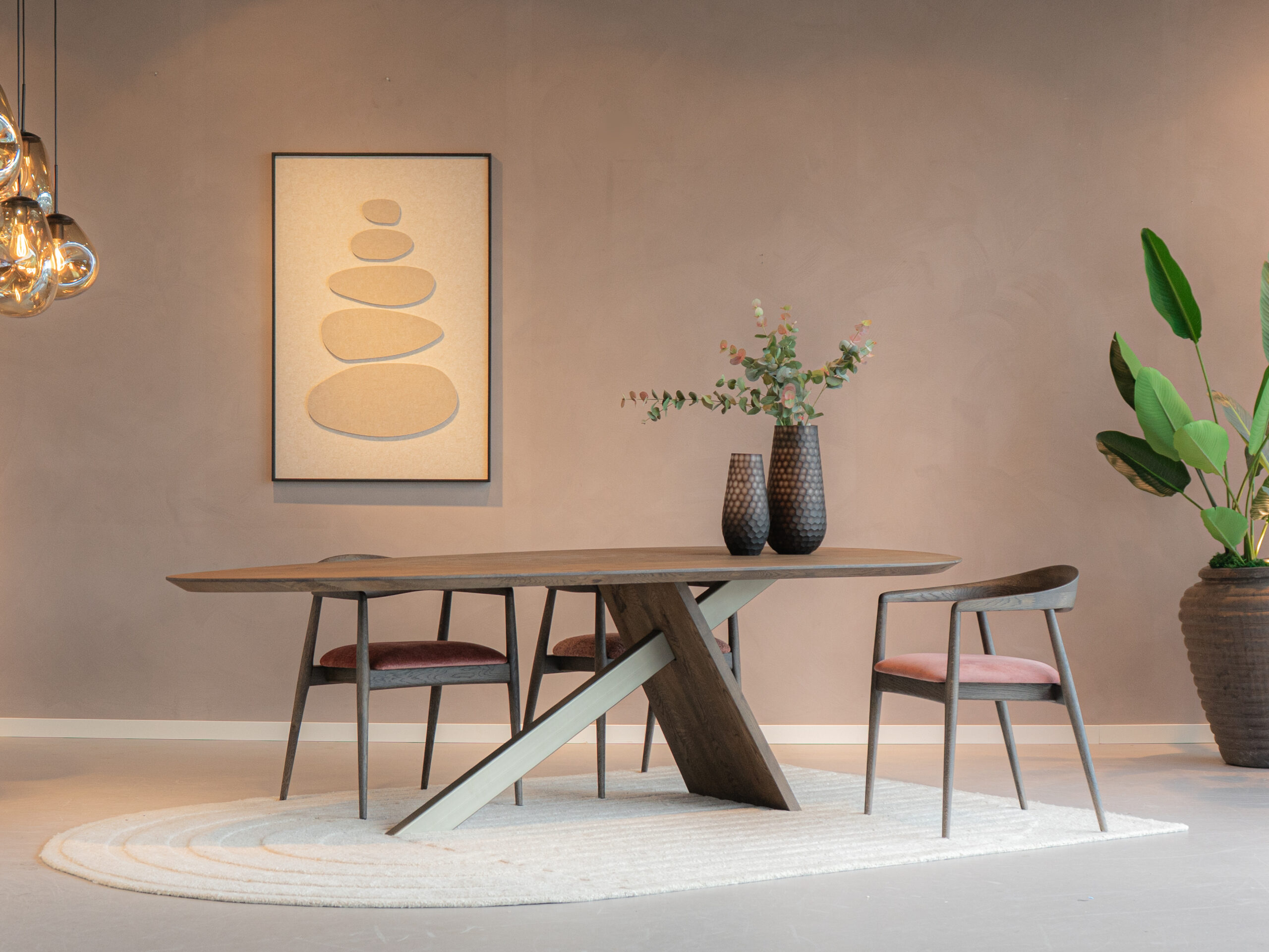 houten eetkamerstoel met ronde zitting en speels gevormde rugleuning