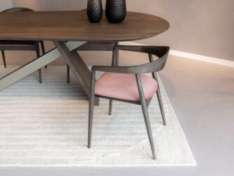 donkerbruine eetkamerstoel van hout met vintage look