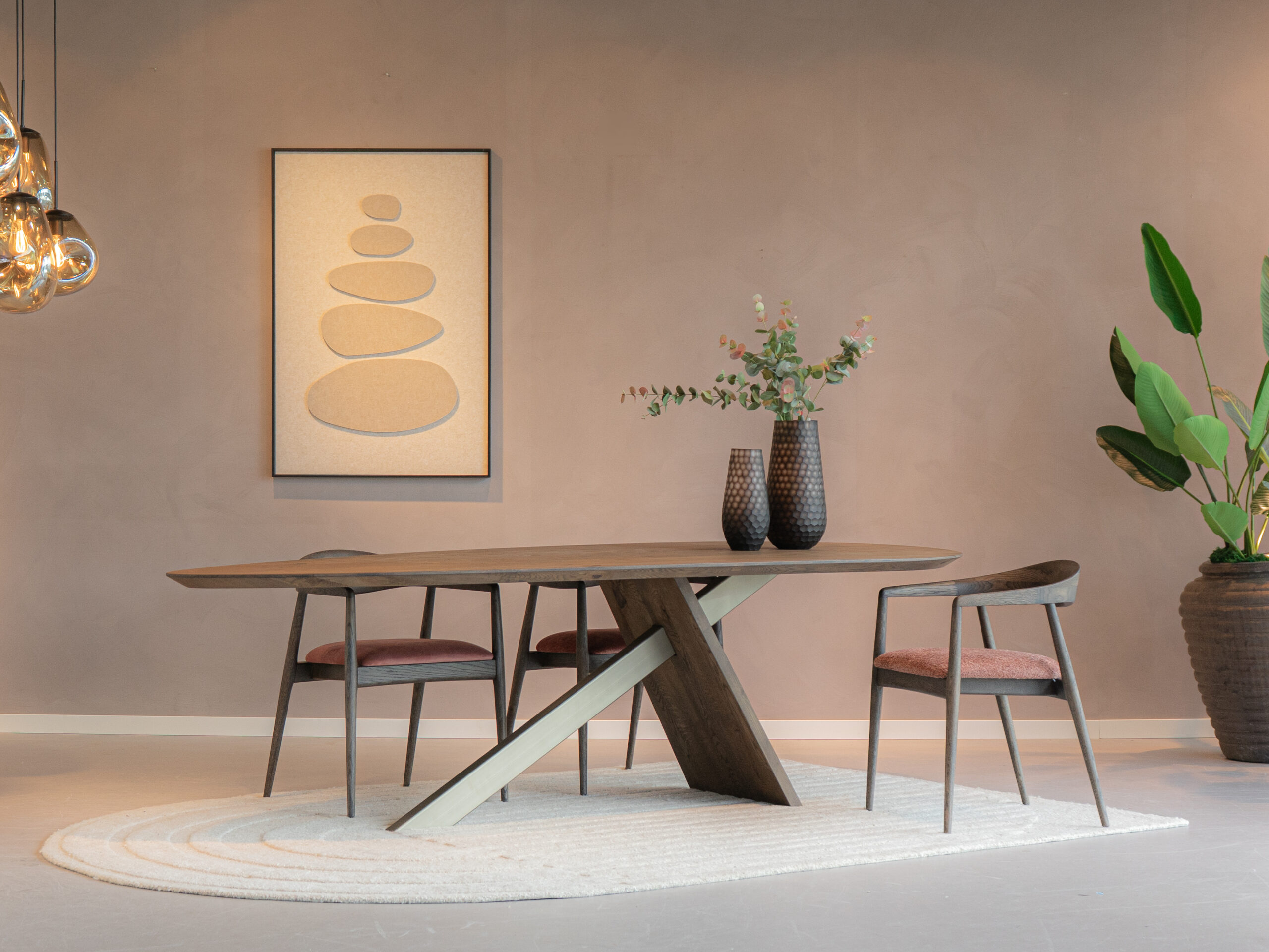 minimalistische eetkamerstoel met een open houten rugleuning en subtiel roze gestoffeerde zitting