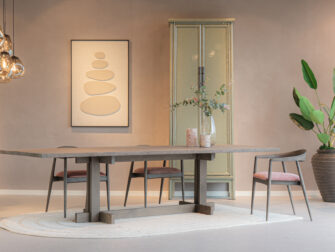 klassieke houten stoel met ergonomische halfronde rugleuning en zachte roze zitting