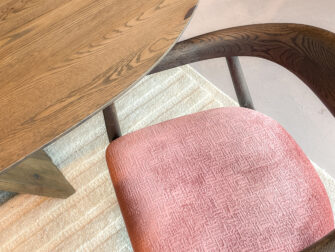 eetkamerstoel met een elegante ronding in de rugleuning, donker hout en zachte bekleding