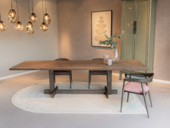 charmante eetkamerstoel met donkerhouten frame, gebogen open rugleuning en fluweelroze bekleding