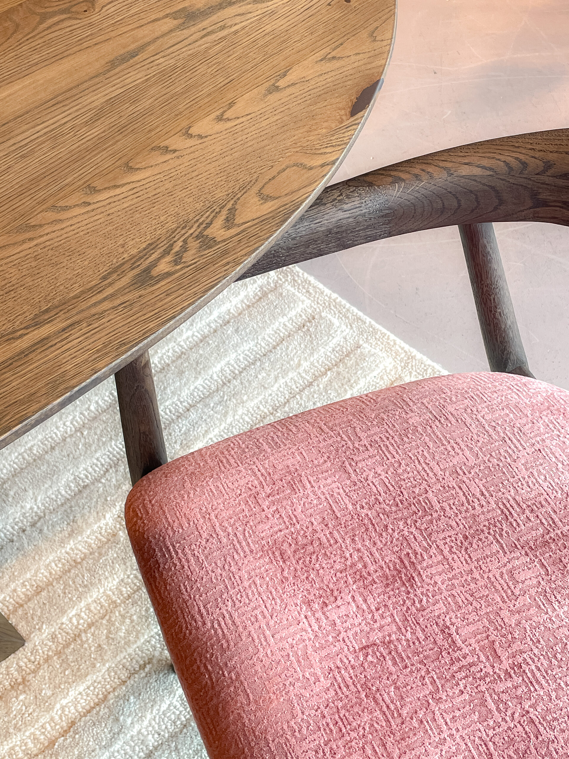 lichtgewicht houten eetkamerstoel met een gebogen rugsteun en een fluwelen roze zitvlak