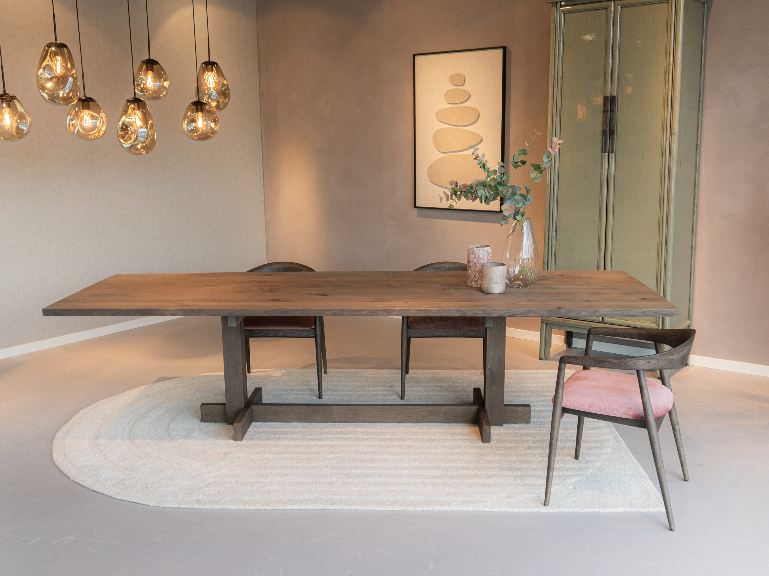 charmante eetkamerstoel met donkerhouten frame, gebogen open rugleuning en fluweelroze bekleding