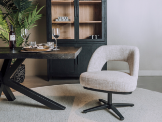 off white eetkamerstoel met zwarte draaivoet