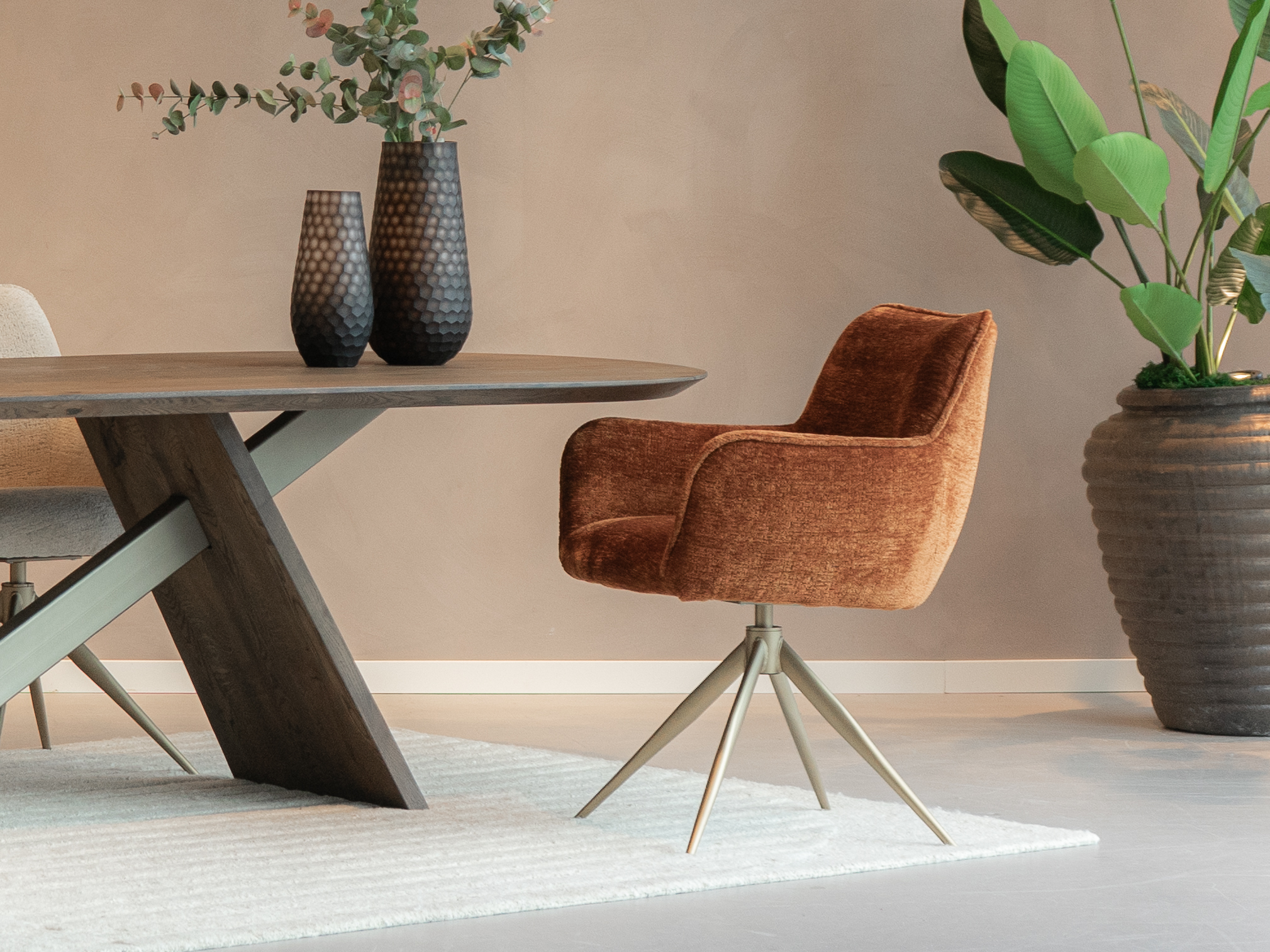 cognac eetkamerstoel met luxe uitstraling, zachte bekleding en praktische draaibare voet