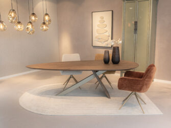 Eetkamerstoel Massimo - cloud cognac - onderstel t - metaalkleur brons antiek eetkamerstoel met zachte velvet stof, armleuningen en 360-graden draaimechanisme