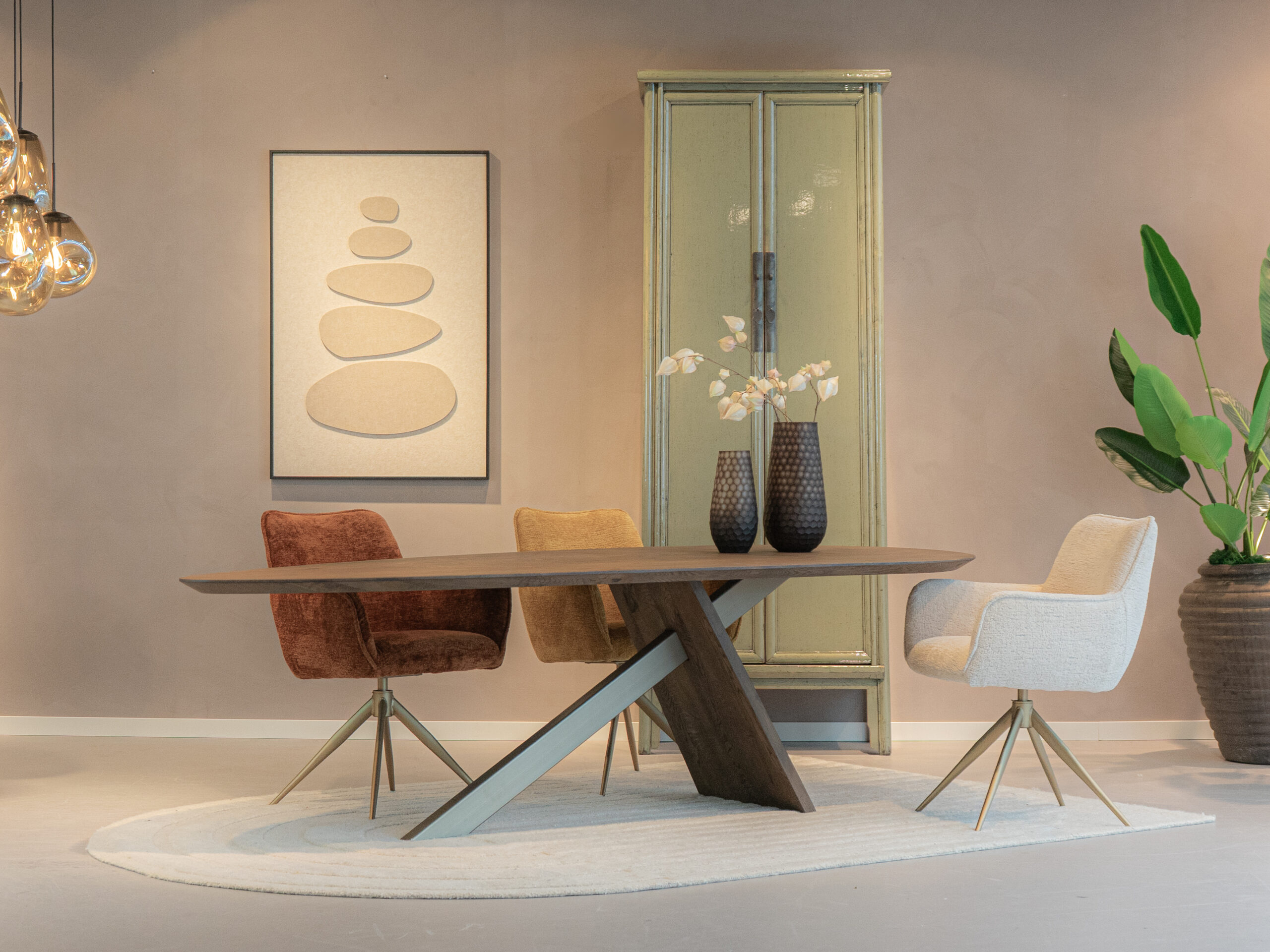 set luxe eetkamerstoelen met zachte bekleding en ergonomische rug ondersteuning