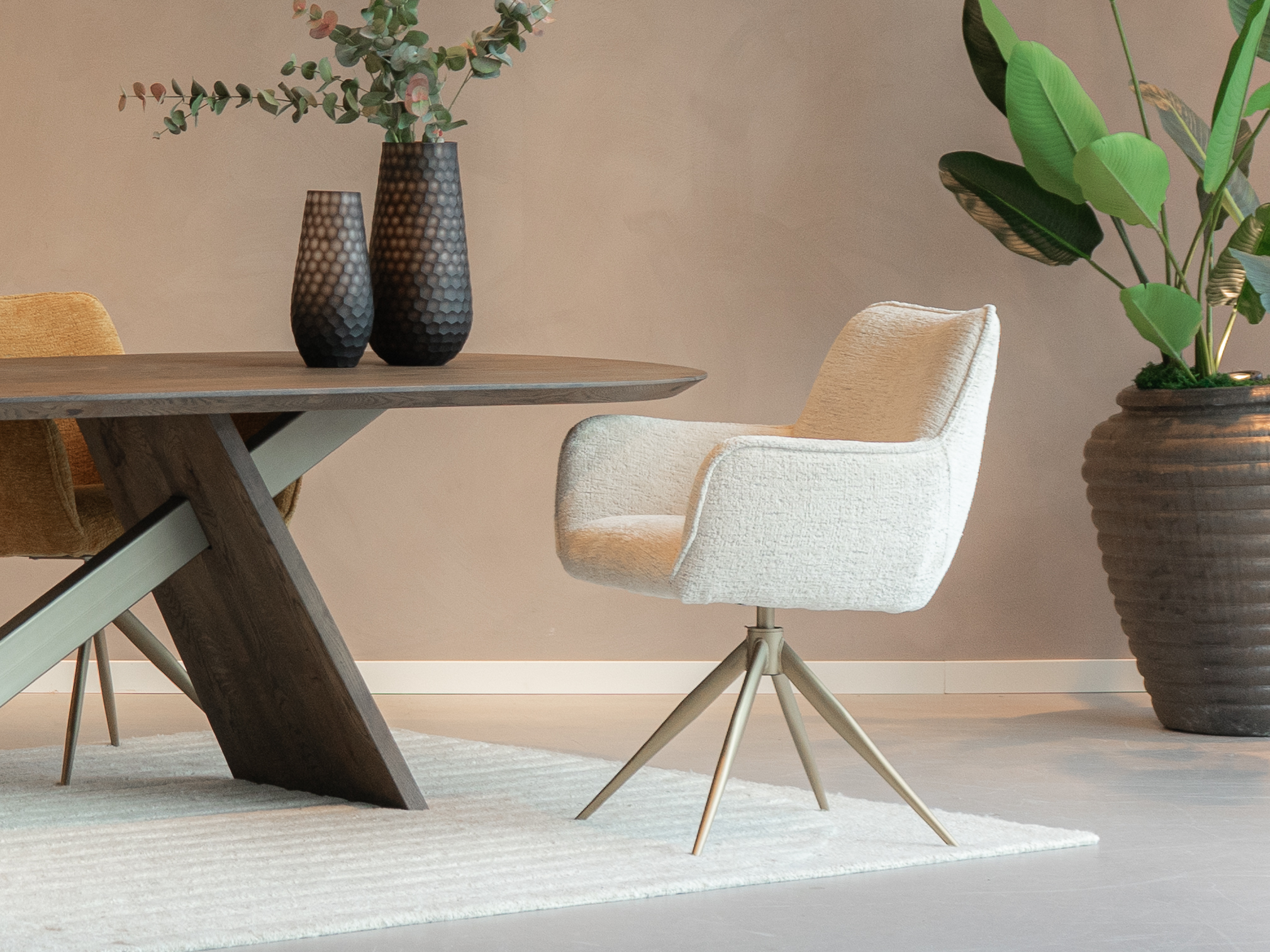 moderne draaibare eetkamerstoel met gestoffeerde zitting, armleuningen en stevige vierpoot