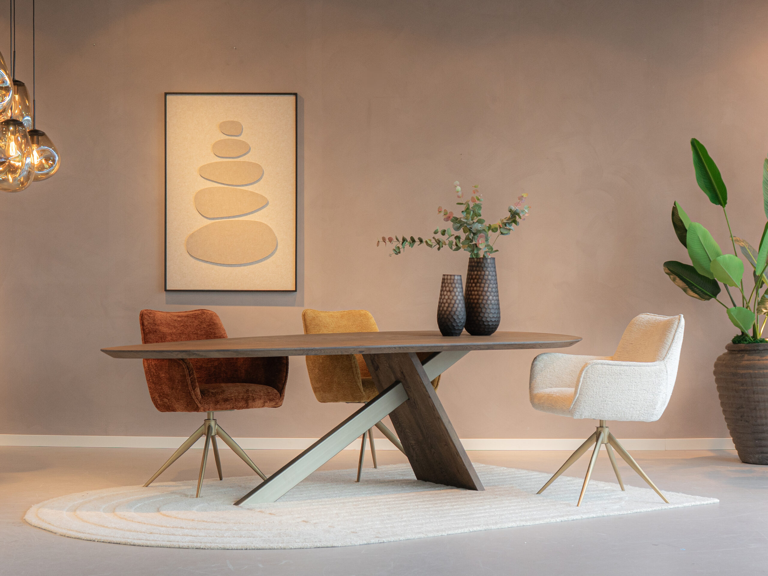 chique eetkamerstoel met fluweelzachte stof, vier stevige poten en draaifunctie