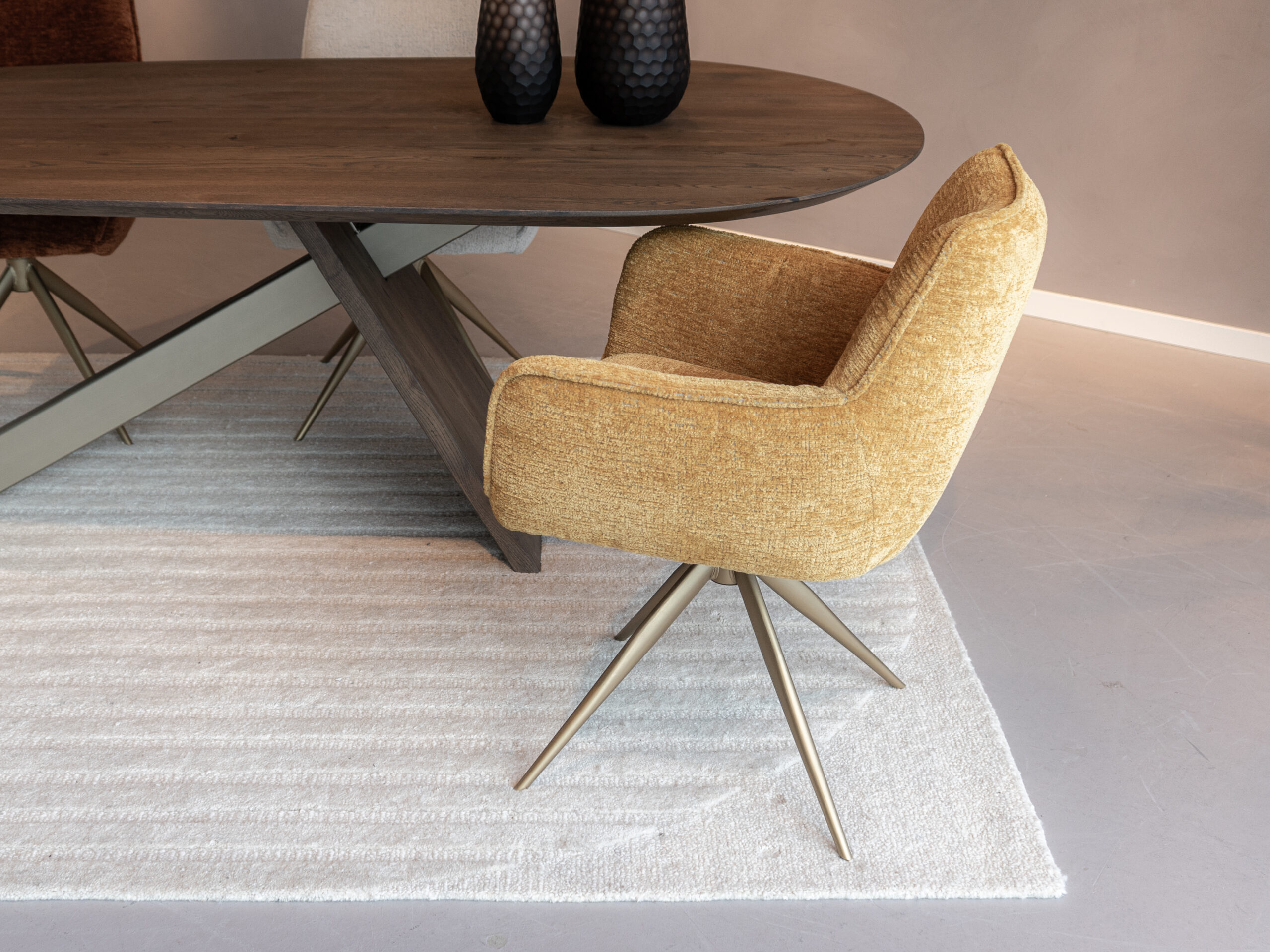 eetkamerstoel in cloud stof en armleuningen