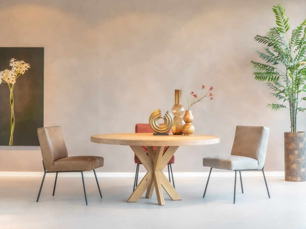 Eetkamerstoel in een lichtgrijze luxe leersoort, zonder armleuningen