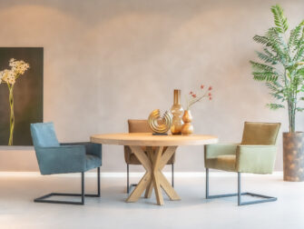 Eetkamerstoel Messina in een neutrale tint, perfect voor een minimalistische eetkamer.