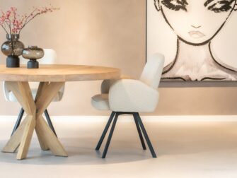 Beige eetkamerstoel Monti met een elegant ontwerp en comfortabele zitting.