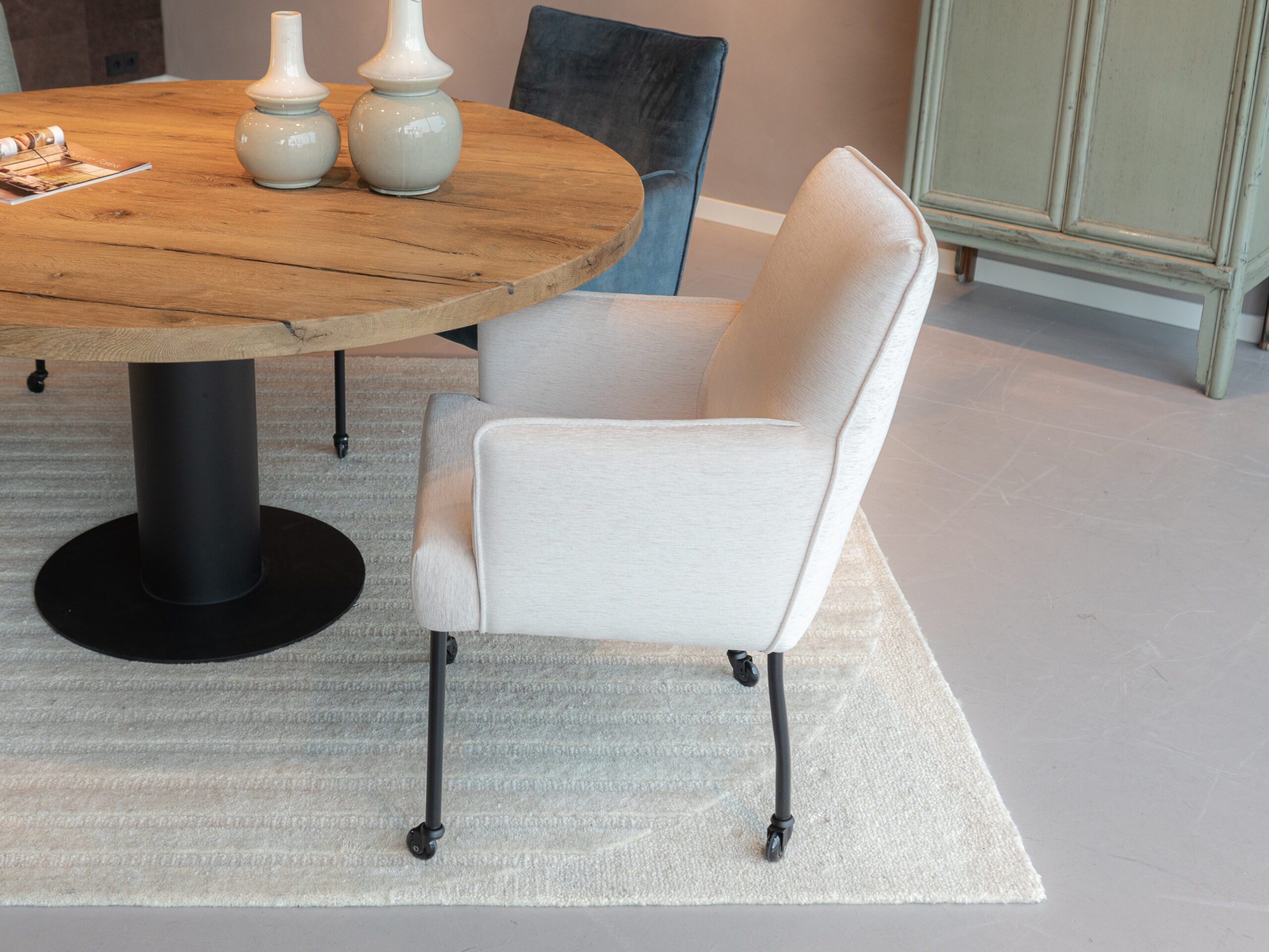 eetkamerstoelen met wieltjes in de kleur cream stof loft