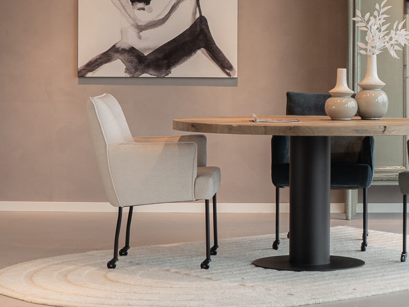 eettafelstoelen met skate wieltjes in cream kleur